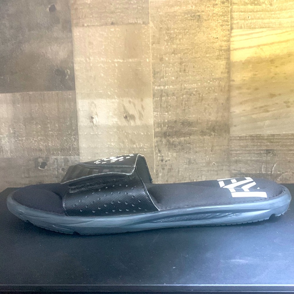 Under armor ignite freedom slid 2 size 9